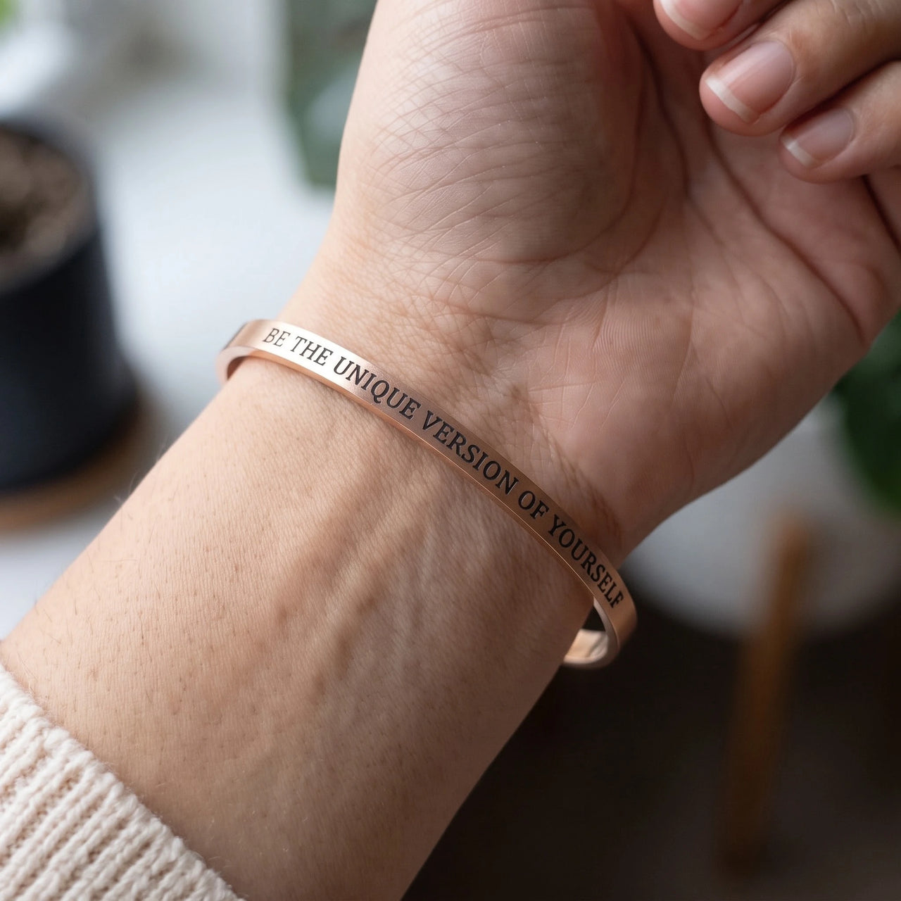 Cuff bracelet — close-up of the details, rose gold | SKU: btuvoy-rg