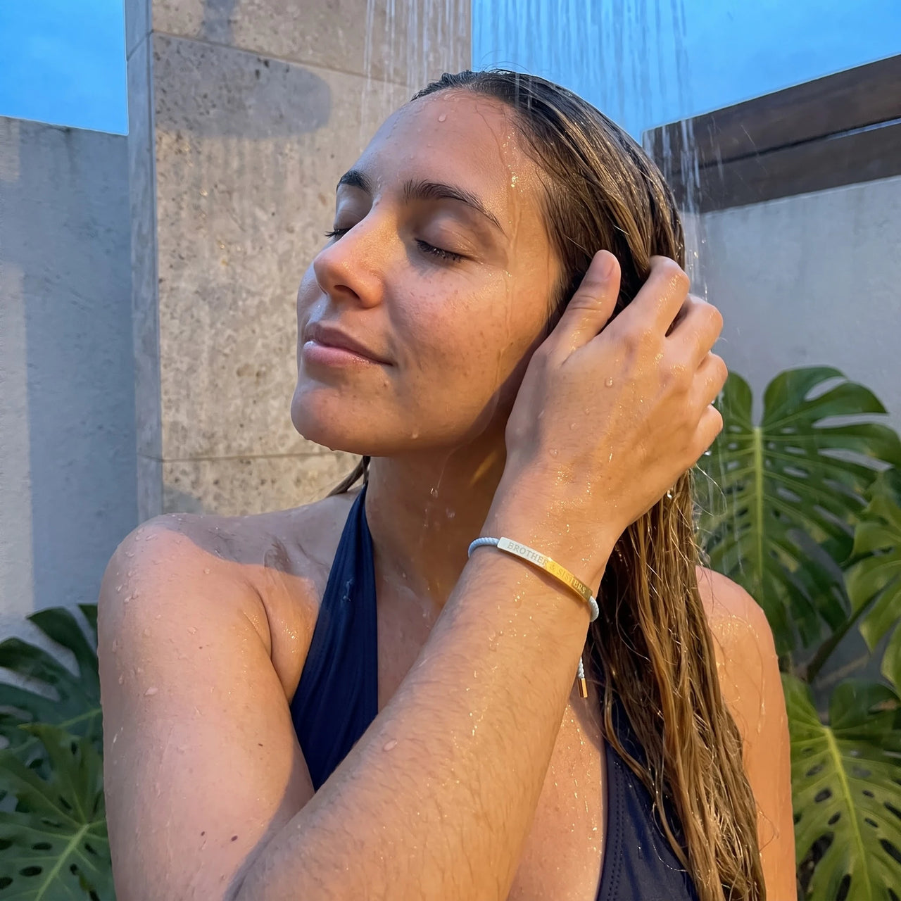 Travel bracelet — worn in the shower, waterproof, gold | SKU: leciel-g
