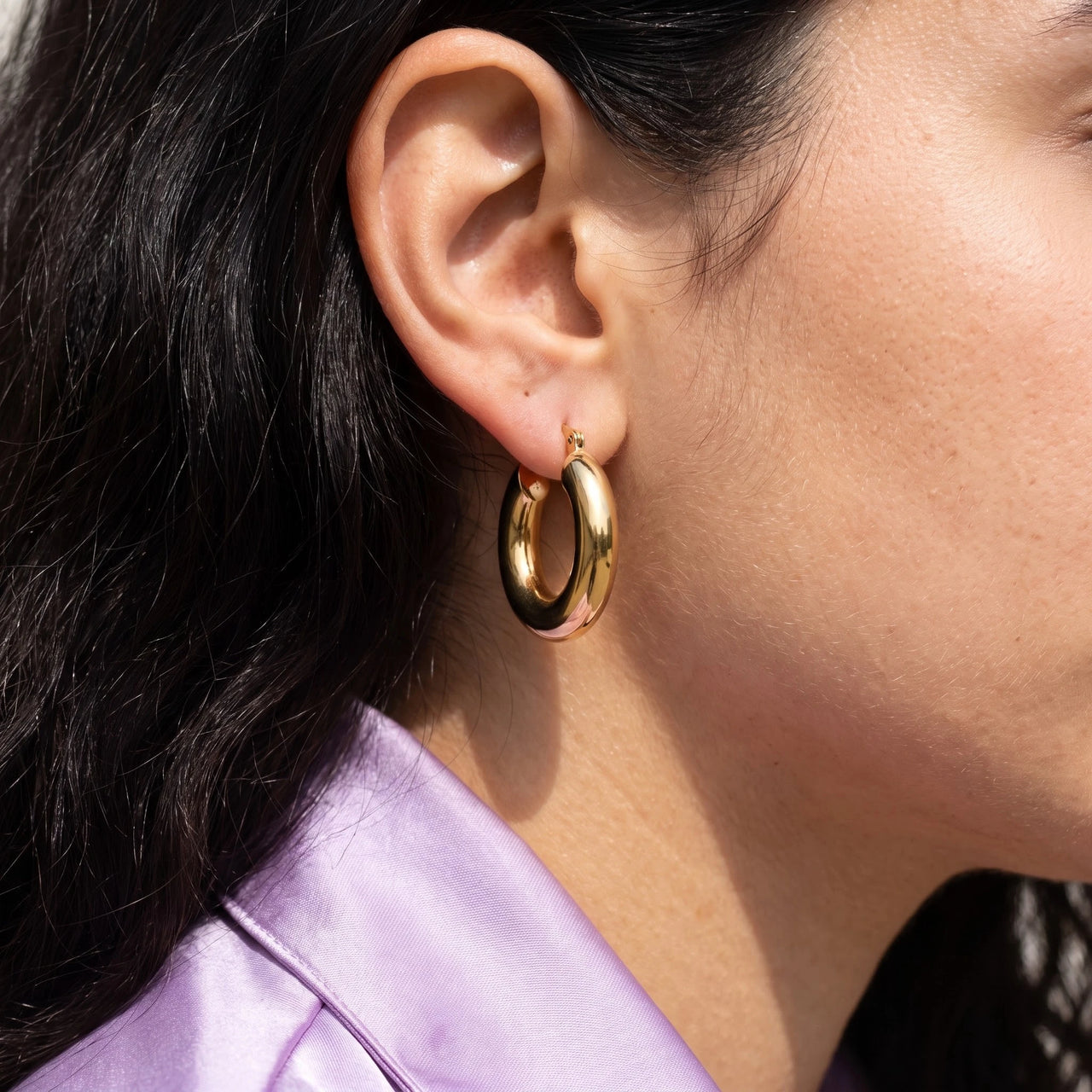 Chunky hoop earrings — close-up of the details, gold | SKU: lesbrillantes