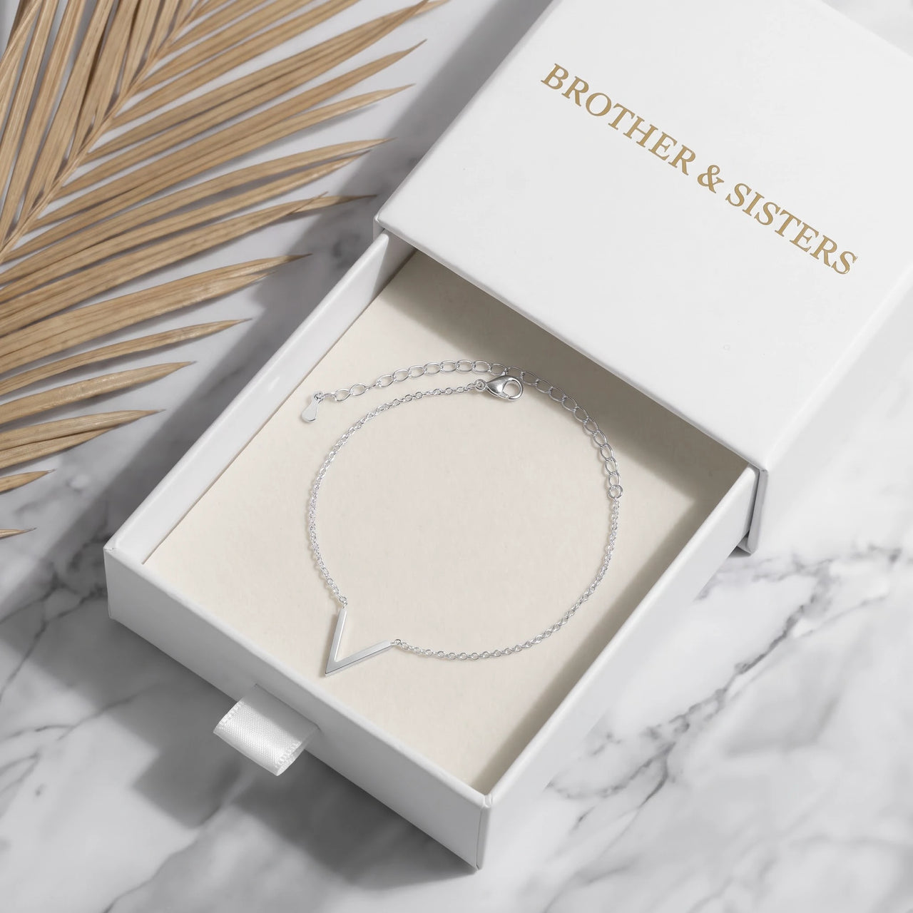 Minimalist bracelet — in the gift box, silver | SKU: 9443177-white-gold